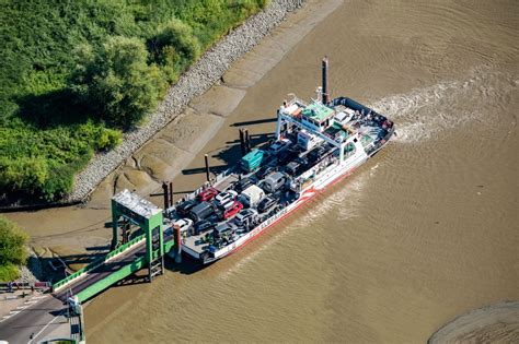 Luftaufnahme Drochtersen Fahrt eines Fähr Schiffes der Elbfähre