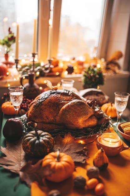 Mesa de cena navideña de acción de gracias con decoración de otoño y