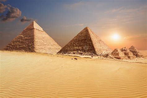 A Pirâmide De Khafre E a Pirâmide De Menkaure Em Giza Bela Paisagem