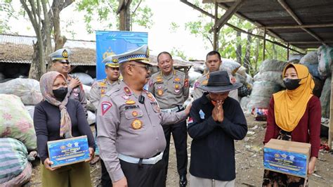 Hut Bhayangkara Lantas Ke Korlantas Polri Bantu Warga Di Tpst