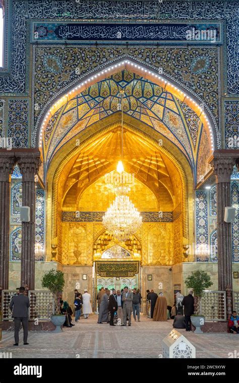 Pilgrims At The Imam Husayn Shrine Karbala Iraq Stock Photo Alamy