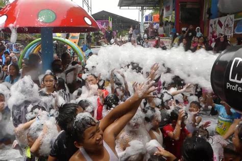 Sambut Ramadhan Warga Padati Wisata Air Hangat Dalam Tradisi Padusan