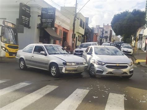 Autom Veis Colidem Em Perigoso Cruzamento No Centro Jornal Primeira