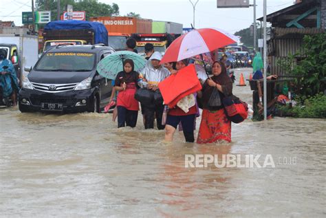 Ratusan Rumah Terendam Banjir Imbas Luapan Sungai Cipanas Republika