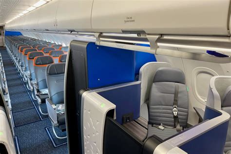 First Look How Jetblue S First A321lr Stacks Up Against The Mint Equipped Neo