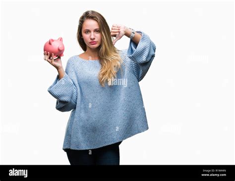 Junge hübsche blonde Frau mit Sparschwein über isolierte Hintergrund