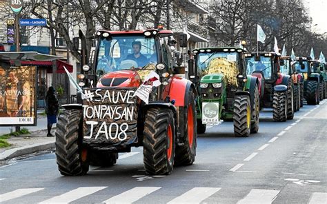 Des Centaines De Tracteurs D Filent Paris Contre Les Restrictions Sur