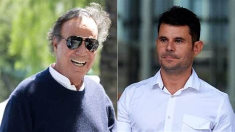 Julio Iglesias Y Javier S Nchez Santos A Punto De Verse Las Caras En