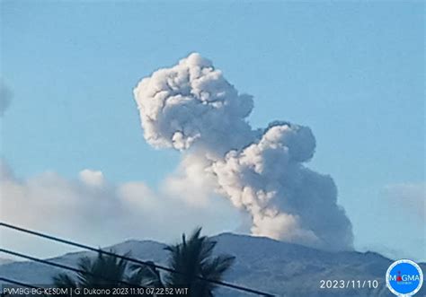 Gunung Dukono Erupsi Letusan Capai Meter Di Atas Puncak Okezone