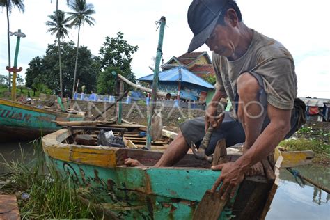 Perbaiki Perahu Pasca Tsunami Antara Foto