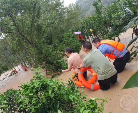 暴雨涨水老人被困河心 水淹脖子时救援人员赶来了 重庆日报