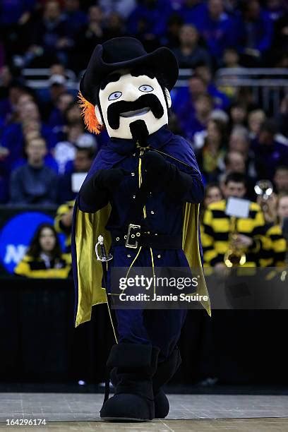 La Salle Explorers Mascot Photos and Premium High Res Pictures - Getty ...