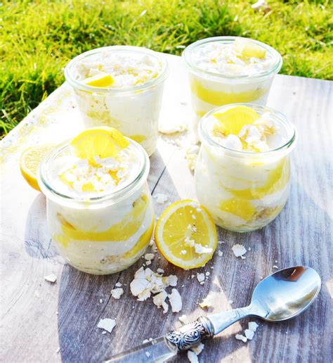 Zitronig frisches Löffelerlebnis Lemon Curd Joghurt Creme