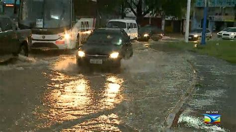 Chuva deixa ruas e avenidas completamente alagadas em São Luís