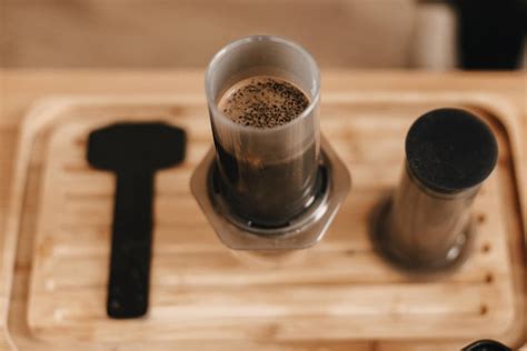 Café que florece en aeropress primer plano método alternativo de