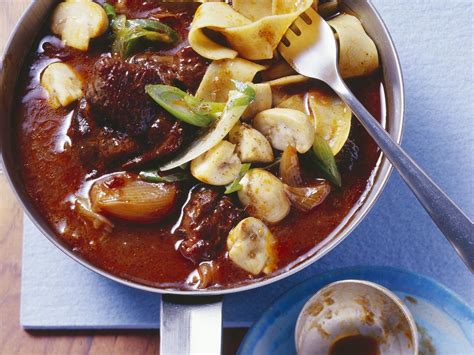 Gulasch Mit Rotwein Schalotten Und Pilzen Rezept Eat Smarter