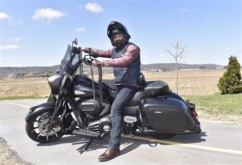 Ancien conseiller musulman faisant de la moto à travers les Appalaches