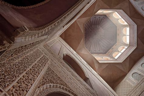 Vista del techo de una bóveda con artesonado de madera y ventanas con