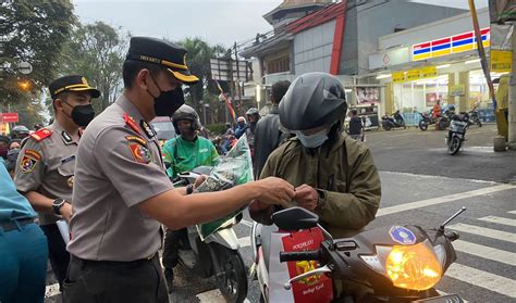 Momen Ramadan Serdik Sespimmen Polri Ke Bagikan Takjil Dan Sejadah