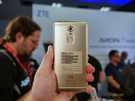 Hands-on: ZTE Axon 7 Mini can't Daydream, but it does save you some