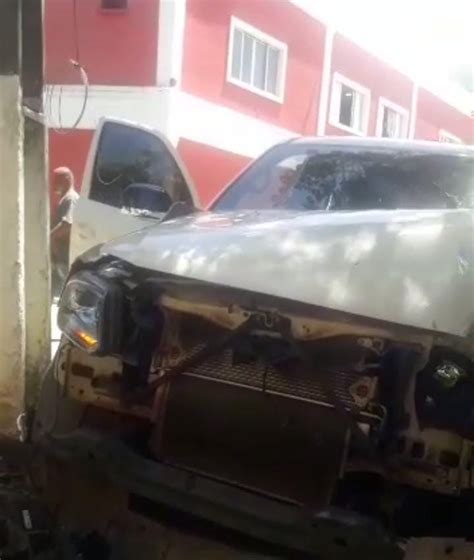 Carro Bate Em Poste E Deixa Duas Pessoas Feridas Em Angra Dos Reis