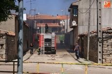 Nuevo incendio de un camión cargado de paja en pleno casco urbano de