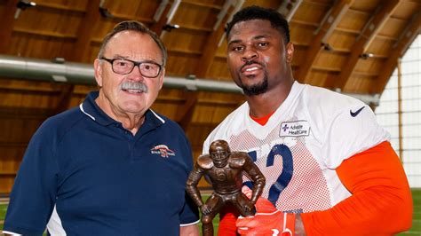 Butkus honored to give award to Khalil Mack