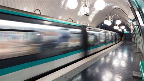 Paris deux personnes sont mortes dans le métro Affiches Parisiennes