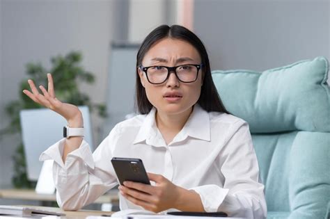 Premium Photo Disappointed And Sad Asian Business Woman Reading Bad