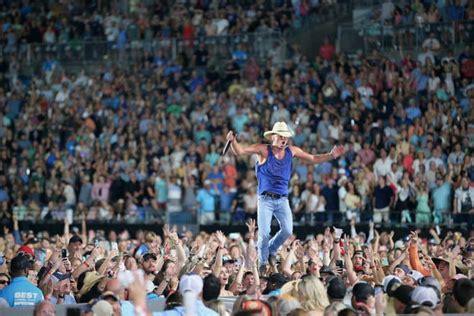 Kenny Chesney Dan Shay More Bring Stadium Size Joy To Milwaukee