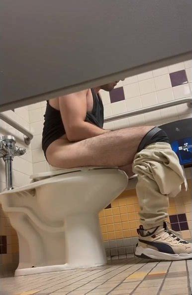 Hot Guy Toilet ThisVid