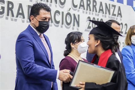 La educación es la inversión más importante se gradúan estudiantes del