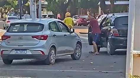 Homem é atropelado durante briga de trânsito veja o vídeo