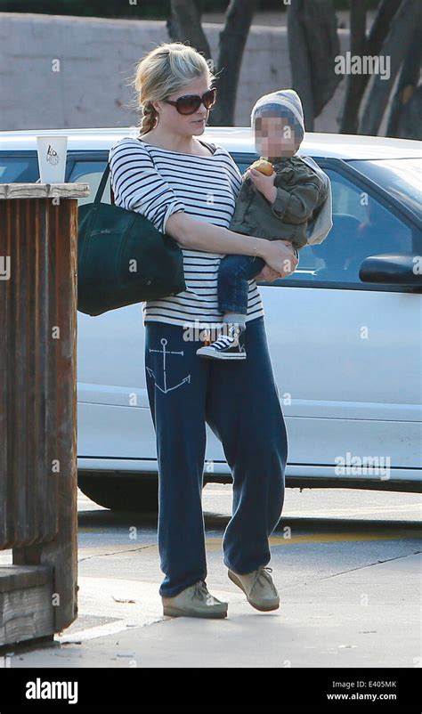 Selma Blair Sale Con Su Hijo Y Un Compa Ero Dejando A Un Starbucks