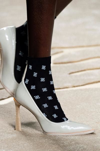 Модные туфли осень-зима 2019-2020: цепи, розы и обилие ремешков