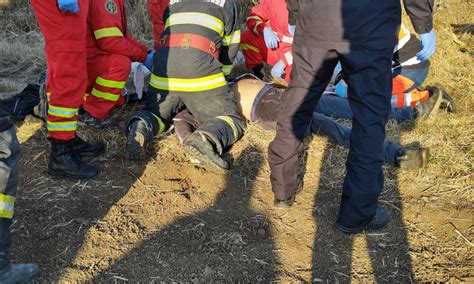 Un Barbat A Murit Strivit De Un Tractor Victima Se Afla Pe Camp La Arat