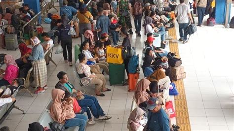 Puncak Arus Mudik Di Terminal Kampung Rambutan Diprediksi Besok Harga