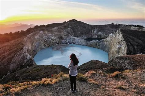 Objek Wisata Danau Kelimutu Di Pulau Flores Menyajikan Pemandangan