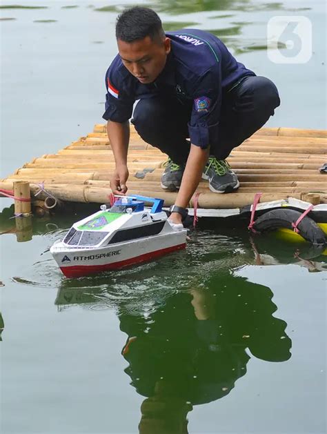 Tim Bersaing Dalam Kontes Kapal Cepat Tak Berawak Nasional Di Danau