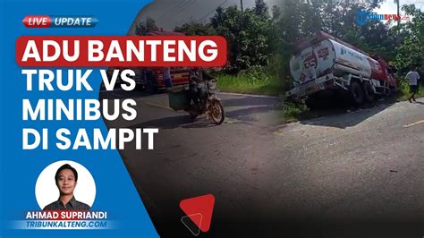 Laka Lantas Adu Banteng Truk Pertamina Vs Minibus Di Sampit Kalteng