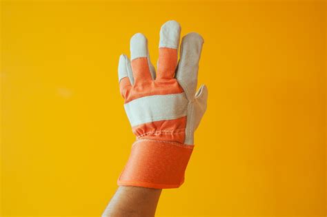 The Best Electrician Gloves: Types, Key Factors, and Recommendation