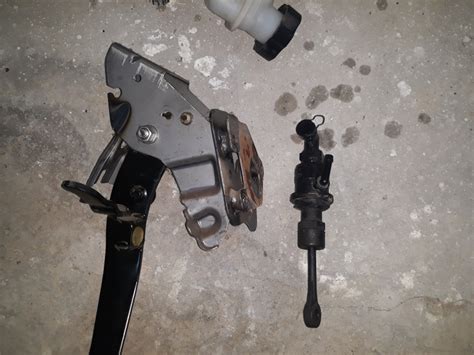 Замена главного цилиндра сцепления. — DRIVE2