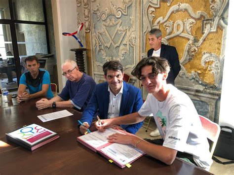 Signature De Plusieurs Contrats De Volontaire En Service Civique