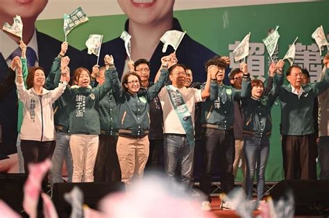 🔰挺台中豐原🔰 民進黨民意代表 謝志忠：「昨天晚上氣溫只有15度，卻有4000名鄉親頂著寒風，來到田心公園相挺蕭美琴、相挺志忠。」 個人看板板 Dcard