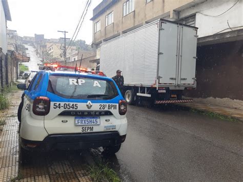 Caminh O Transportando Bolas Da Cbf Avaliadas Em R Mil Assaltado