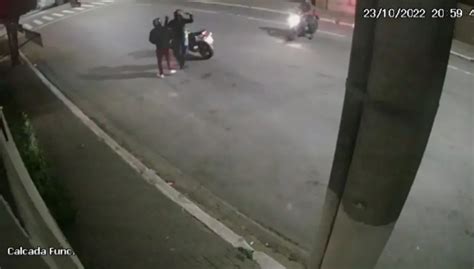 Motociclista luta ladrão durante roubo toma arma e atira Jovem Pan