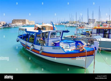 Barcos Pesqueros Amarrados En El Puerto Interior Con La Fortaleza