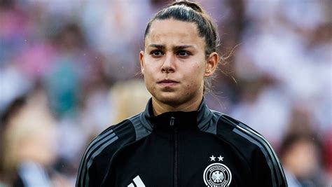 Olympia 2024 DFB Star Lena Oberdorf Meldet Sich Nach OP Zu Wort