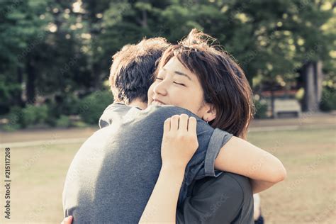 抱き合う男女 Stock 写真 Adobe Stock