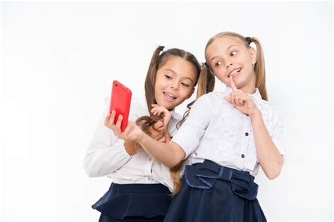 Uniforme Escolar De Meninas Leva Selfie Smartphone Posando Para Tirar